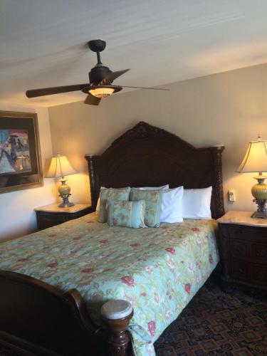 a bedroom with a bed and a ceiling fan at The Classic Horseshoe Bay Motel in Horseshoe Bay