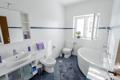 Kylpyhuone majoituspaikassa Apartment Taras