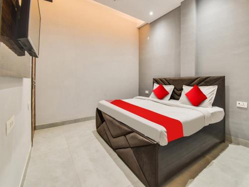 Postel nebo postele na pokoji v ubytování Hotel O Iris Lite