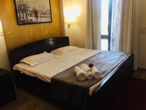 ein Bett mit zwei Paar Handtüchern drauf in der Unterkunft STUDIO APARTMENT - TARUDHAN VALLEY GOLF RESORT Gurgaon in Gurgaon