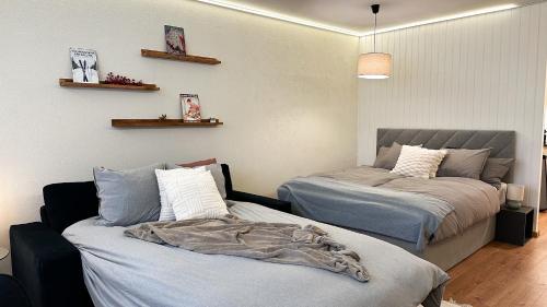 克莱恩 蒙塔纳Grand studio au cœur de Crans et au pied des pistes的一间卧室配有两张床和一张床套