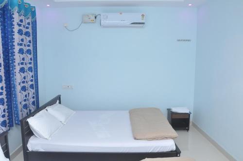 Katil atau katil-katil dalam bilik di HomeStay- Inside Village, Kanipakam