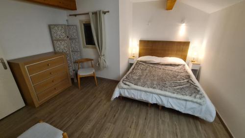 - une petite chambre avec un lit et une commode dans l'établissement Appartement duplex T3, Isola2000, France, à Isola 2000
