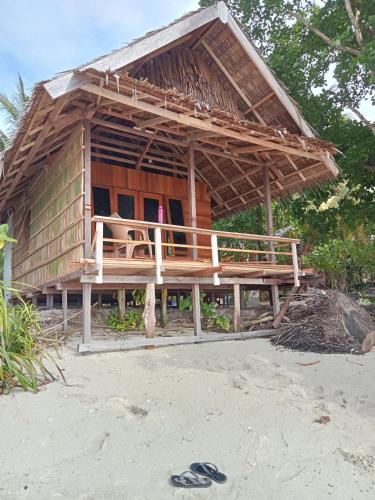 Bangunan di mana terletaknya rumah tamu ini