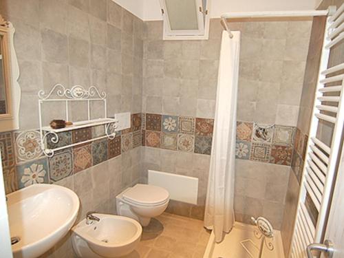een badkamer met een toilet en een wastafel bij Domus Alba in Martina Franca