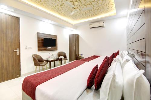 a hotel room with a bed and a television at Hotel Chanakya Inn in New Delhi