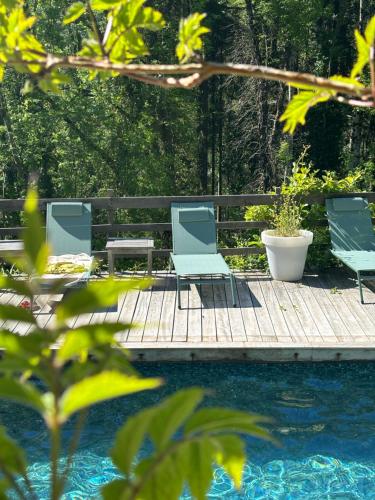 - un groupe de chaises assises sur une terrasse à côté d'une piscine dans l'établissement Fount Estremiero Apartment with shared wellness and pool, à Castans