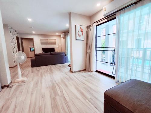 Posezení v ubytování Title Residencies Naiyang 2 Bedrooms PoolAccess