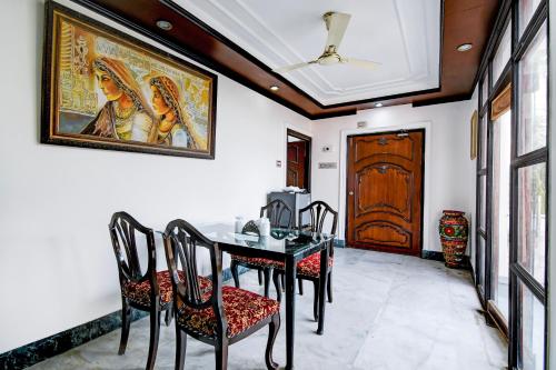 une salle à manger avec une table et des chaises et un tableau dans l'établissement Palette - Hotel ICON Bakkhali, à Bakkhali