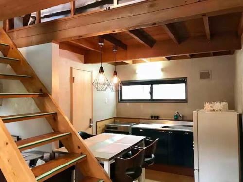 ニセコ町にあるCasa Bell Cabin Nisekoのキッチン(冷蔵庫付)へ続く階段