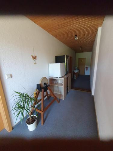 an overhead view of a living room with a kitchen at Pension Waldblick in Grillenberg