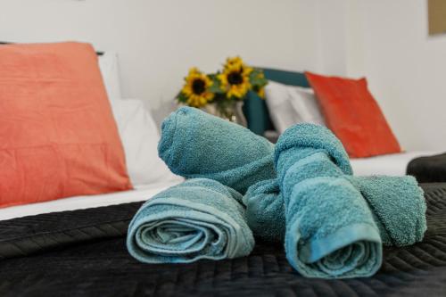 un montón de toallas encima de una cama en City Centre Studio Apartments - Riley Apartment - Short Stays UK Ltd, en Exeter