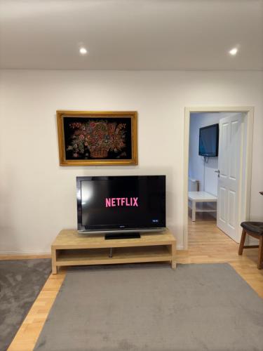 a living room with a flat screen tv on a table at Gemütliches Gasthaus in Pinneberg