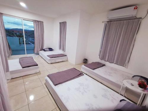Postel nebo postele na pokoji v ubytování Cozy Family Happy White Homestay Langkawi up to 23pax 6BR