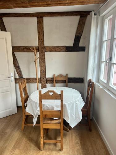 a dining room with a table and chairs at Les appartements du Koifhus in Colmar