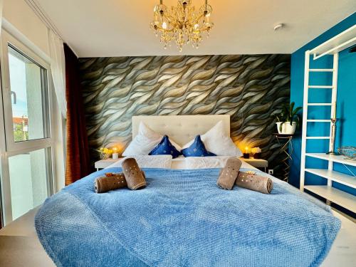 a bedroom with a blue bed and a chandelier at Blue Balconie Suite - free parking - WiFi in Vienna