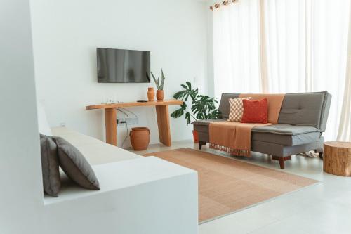 a living room with a couch and a chair at Conforto e Charme, Casa a 360m da Areia in Porto Seguro