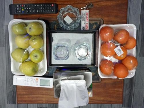 un grupo de frutas y hortalizas sobre una mesa en Rising Hotel Islamabad, en Islamabad