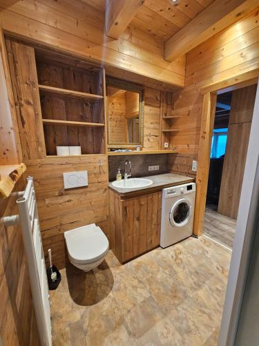 La salle de bains est pourvue de toilettes et d'un lave-linge. dans l'établissement Wellnesshütte Klippitztörl, à Klippitztorl