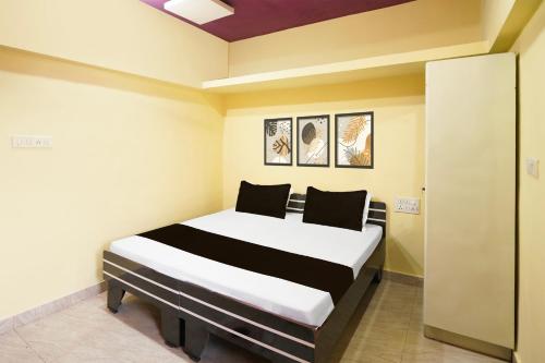 a bedroom with a large bed in a room at Hotel O Happy Hotel in Raipur