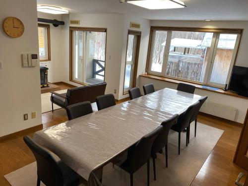 TV a/nebo společenská místnost v ubytování Midway Makkari House