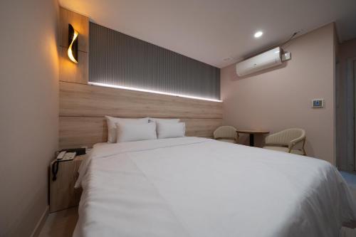 Postelja oz. postelje v sobi nastanitve Hwajeong Jun Hotel