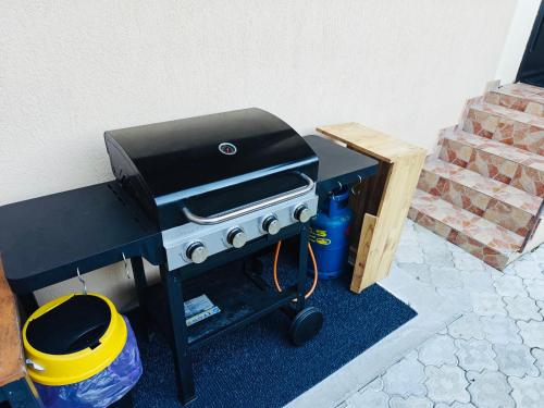 einen Grill auf einem Stand in einem Zimmer in der Unterkunft Londof Villa with panoramic view in Braşov