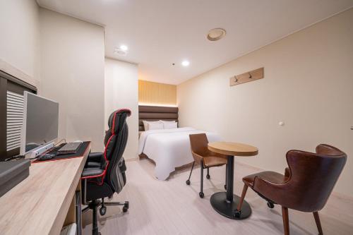 TV in/ali zabaviščno središče v nastanitvi Hwajeong Jun Hotel