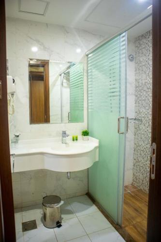 a bathroom with a sink and a mirror at Emaar International in Mecca