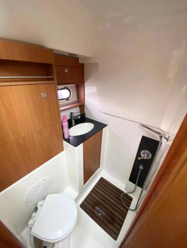 une petite salle de bain avec toilettes et lavabo dans l'établissement BOAT PARADISE LA ROCHELLE - Bavaria 31 Sport, à La Rochelle