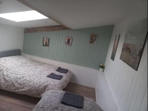 - une chambre avec 2 lits et une chaise dans l'établissement Joli T3 no4 Motte Parking, à Tourcoing