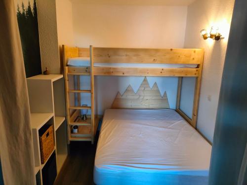 - un petit lit superposé dans une petite chambre dans l'établissement Appartement 5 p Belle Plagne Skis aux pieds, à Belle Plagne