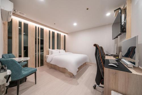 TV in/ali zabaviščno središče v nastanitvi Hwajeong Jun Hotel