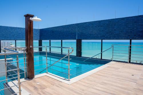 a swimming pool on the top of a building at Refúgio Maravista #1908 - piscina, hidro, wi-fi, para até 6 pessoas in Maceió