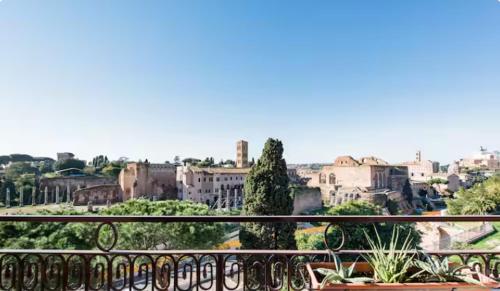 Spacious Penthouse with Stunning Views of Historic Landmarks