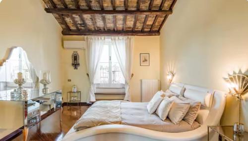 Spacious Penthouse with Stunning Views of Historic Landmarks