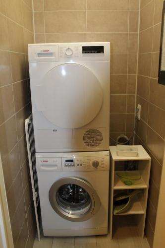 a washer and dryer in a small bathroom at L'Ecrin Montois in Mons