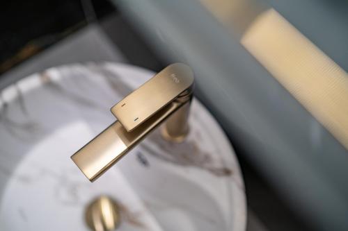 a metal object sitting on top of a plate at Hotel Lantier Wellness & Spa in Bytom
