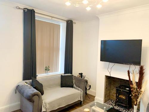 Μια τηλεόραση ή/και κέντρο ψυχαγωγίας στο Urba Luxury 3 Bed Stays Sheffield Central