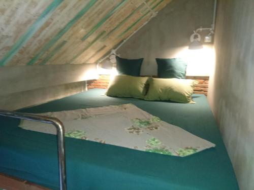 Postel nebo postele na pokoji v ubytování Shelter Hostel Malang
