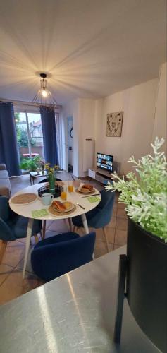 un salon avec une table et des chaises dans l'établissement Le Metz Calais-Nord - Balcon -Plage -Commerces, à Calais