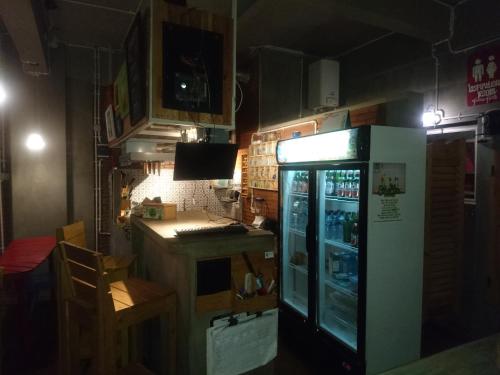 Shelter Hostel Malangにあるキッチンまたは簡易キッチン