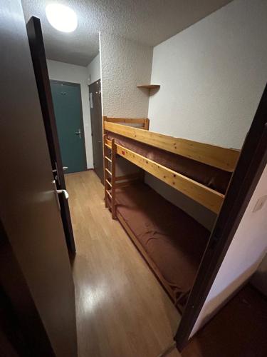 Cette chambre vide comprend des lits superposés. dans l'établissement Appartement Orcières, à Orcières