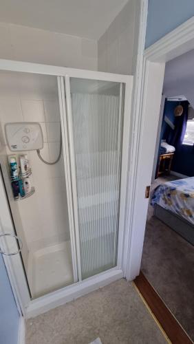 Postel nebo postele na pokoji v ubytování Curracloe Beach House