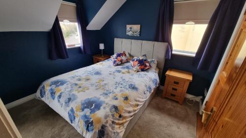 Postel nebo postele na pokoji v ubytování Curracloe Beach House