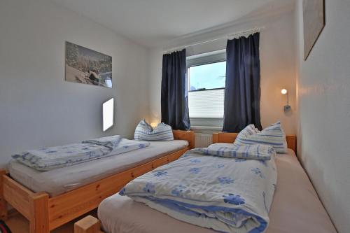 a bedroom with two beds and a window at Apartement Gute Laune in Mieming
