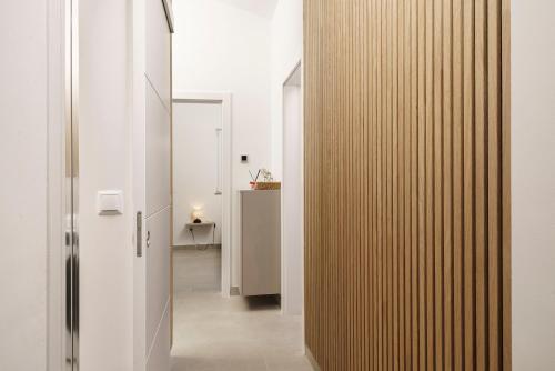 een hal met een houten deur in een kamer bij Villa Mia - Moderne Oase mit Meerblick und Pool in Vodice