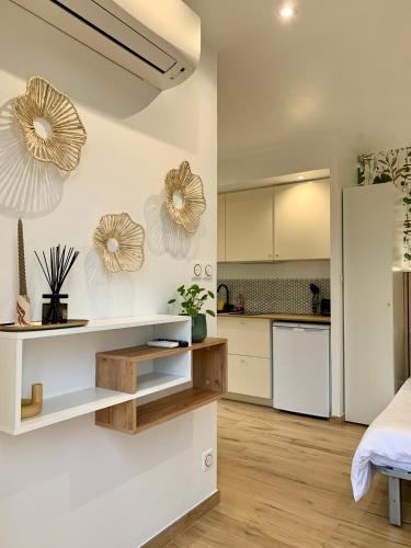une cuisine et un salon avec des murs blancs et du parquet dans l'établissement Studio neuf porticcio, à Porticcio