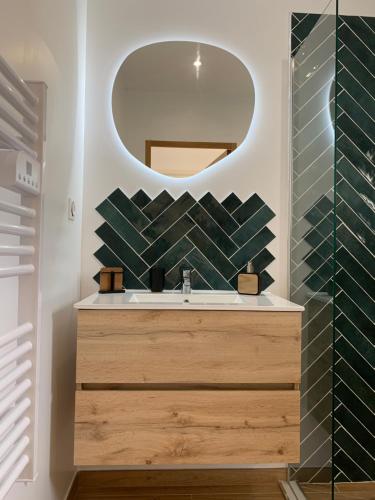 une salle de bain avec un lavabo et un miroir dans l'établissement Studio neuf porticcio, à Porticcio