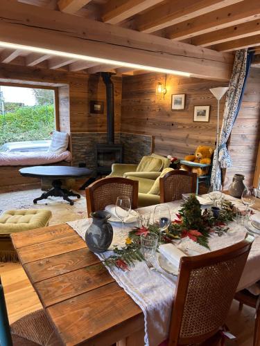 - une salle à manger avec une table dans une cabine dans l'établissement chalet Emmanuel, à Lées-Athas